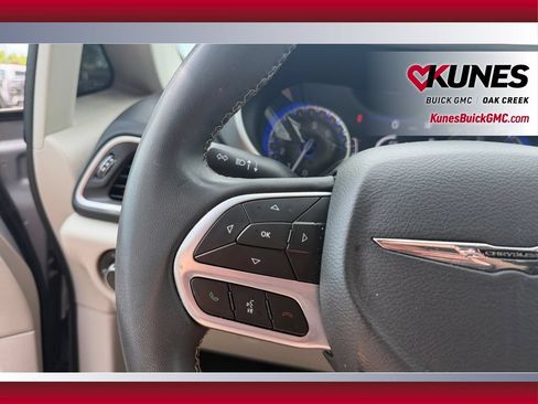 Used 2023 Chrysler Pacifica Touring-L FWD image 17