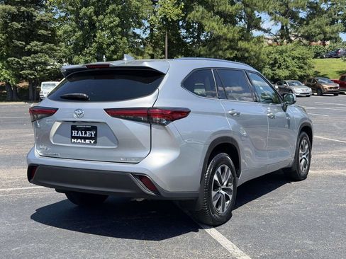 Used 2021 Toyota Highlander XLE AWD/4WD image 20