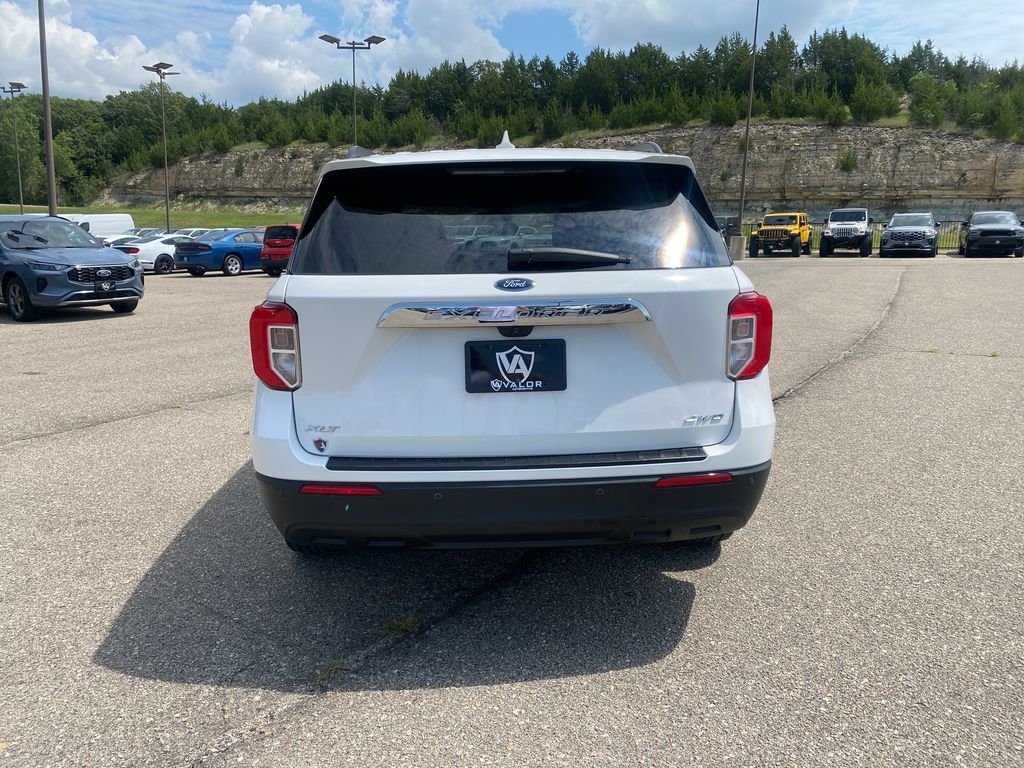Used 2023 Ford Explorer XLT AWD/4WD image 12