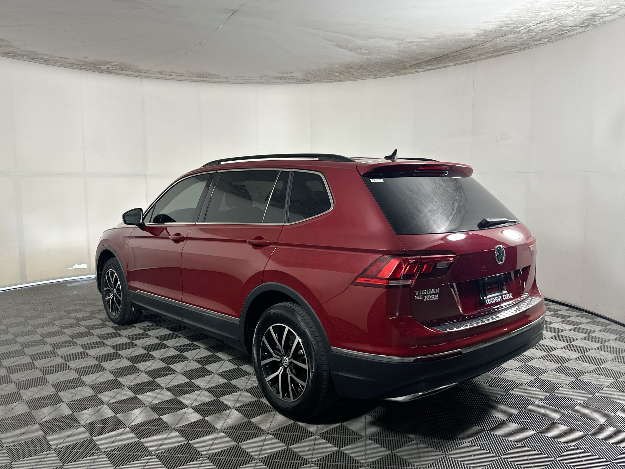 Used 2021 Volkswagen Tiguan SE w/ Panoramic Sunroof Package FWD image 5