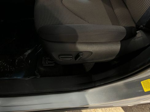 Used 2025 Toyota Highlander LE FWD image 22