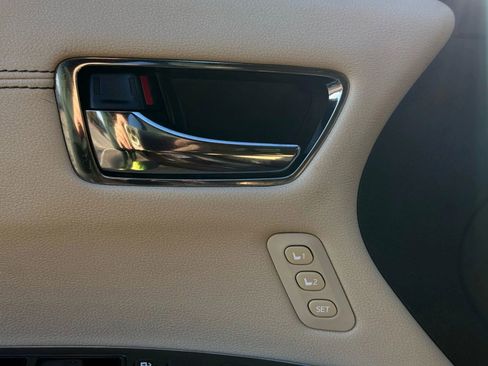 Used 2016 Toyota Avalon Limited image 26