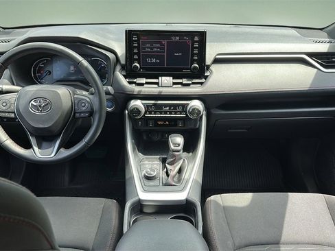 Used 2021 Toyota RAV4 SE image 10