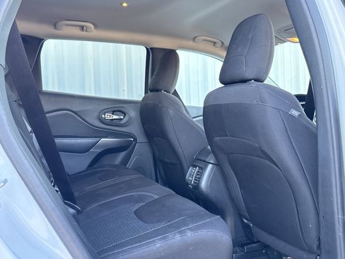 Used 2019 Jeep Cherokee Latitude w/ Popular Appearance Group image 29