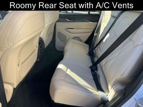 Used 2025 Jeep Grand Cherokee Limited image 10