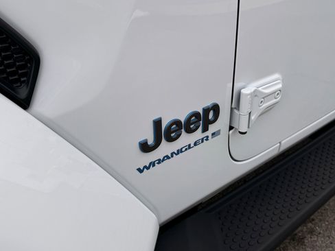 Used 2025 Jeep Wrangler Sahara 4xe image 12