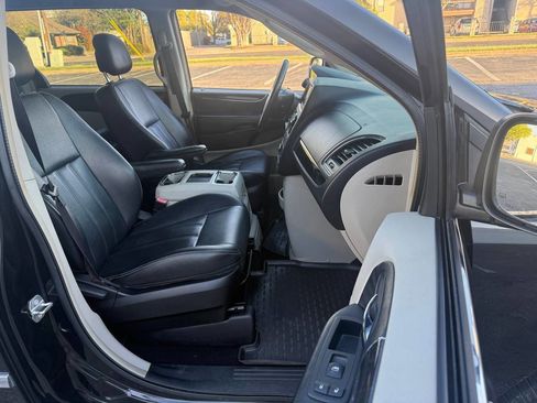 Used 2015 Chrysler Town & Country Touring image 13
