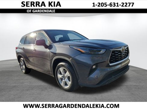 Used 2022 Toyota Highlander LE image 1