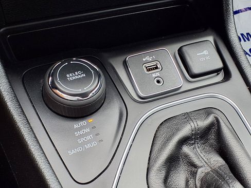 Used 2022 Jeep Cherokee Latitude Lux w/ Sun & Sound Group AWD/4WD image 9