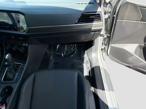 Used 2019 Volkswagen Jetta SEL w/ Cold Weather Package FWD image 17