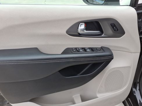 Used 2023 Chrysler Pacifica Touring-L image 11