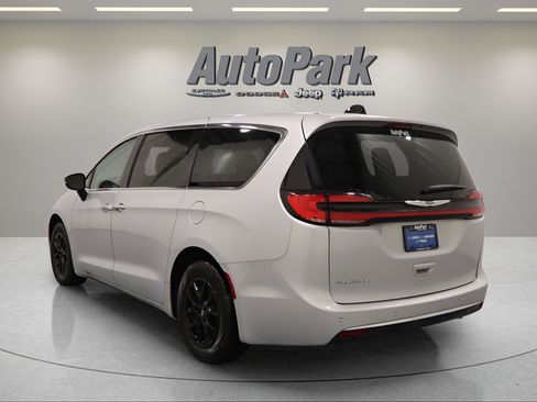 Certified 2024 Chrysler Pacifica Touring-L FWD image 8