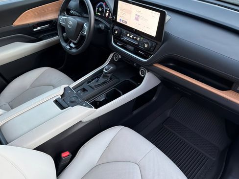 Used 2024 Toyota Grand Highlander Limited image 22