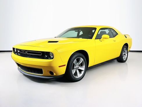 Used 2018 Dodge Challenger SXT image 3