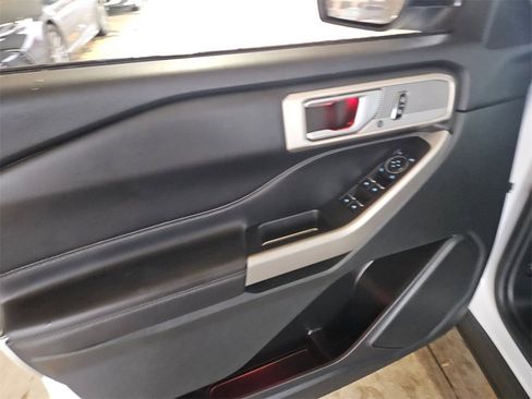 Used 2023 Ford Explorer Limited image 13