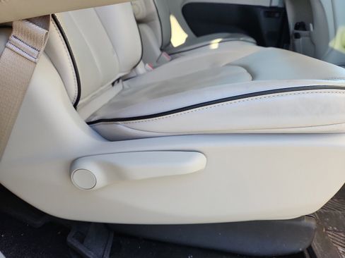 Used 2021 Chrysler Pacifica Limited w/ Uconnect Theater Family Group image 30