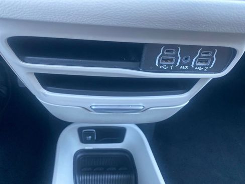 Used 2024 Chrysler Pacifica Touring-L FWD image 14