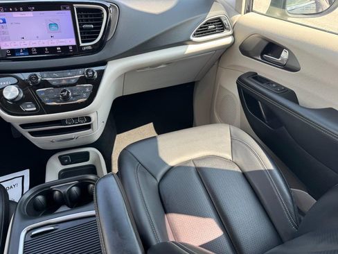 Used 2023 Chrysler Pacifica Touring-L FWD image 19