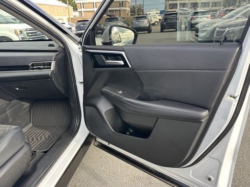 Used 2023 Mitsubishi Outlander SE image 15