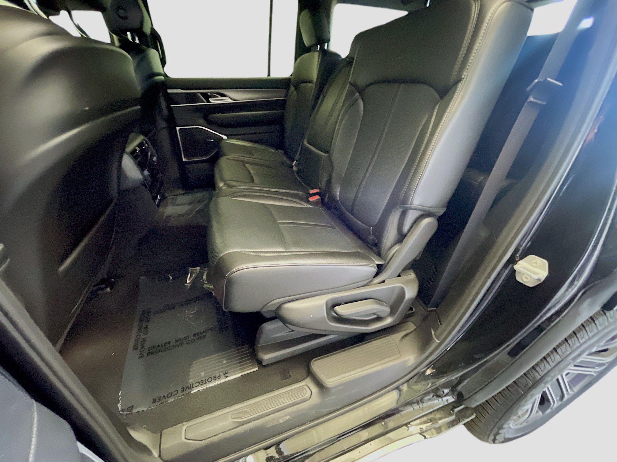 Used 2025 Jeep Wagoneer 4WD image 16