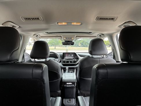 Used 2020 Toyota Highlander XLE FWD image 31