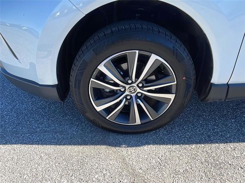 Used 2023 Toyota Venza LE image 10