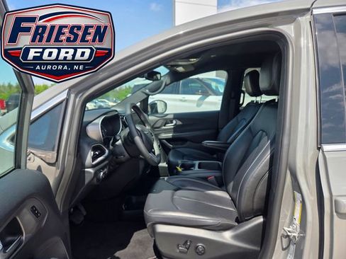 Used 2025 Chrysler Pacifica Select FWD image 10