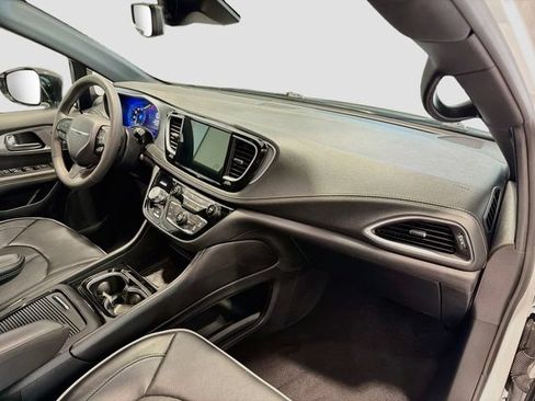 Used 2025 Chrysler Pacifica Limited FWD image 27