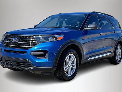 Used 2021 Ford Explorer XLT image 2