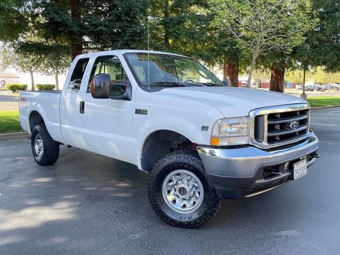 Used 2004 Ford F250 XLT image 2