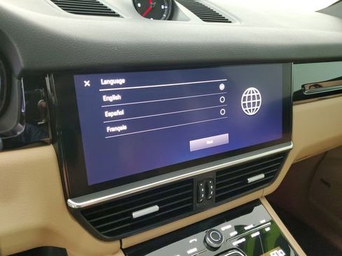 Used 2022 Porsche Cayenne w/ Premium Package image 29