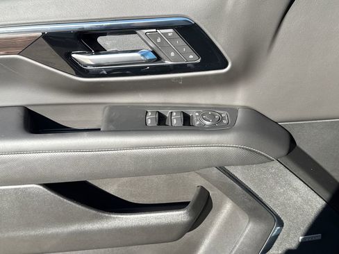 New 2026 Chevrolet Suburban Premier image 18