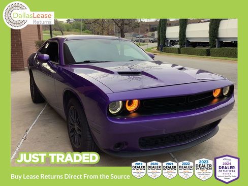 Used 2019 Dodge Challenger SXT image 1