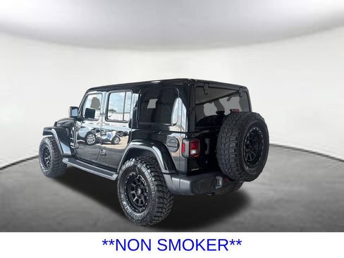 Used 2018 Jeep Wrangler Unlimited Sahara AWD/4WD image 3