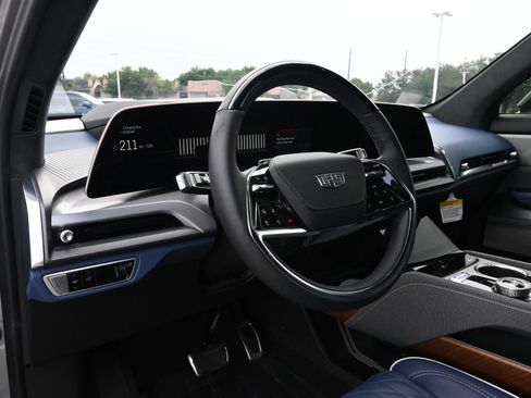 Used 2026 Cadillac Vistiq Premium Luxury w/ LPO, Floor Liner Package AWD/4WD image 17