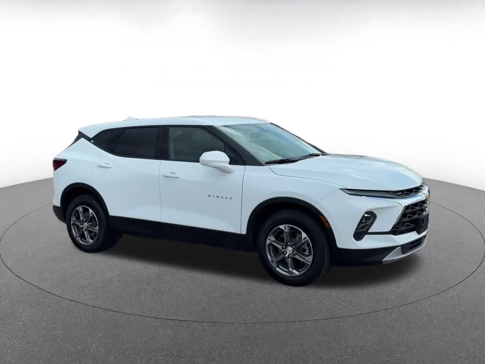 Used 2026 Chevrolet Blazer LT AWD/4WD image 2