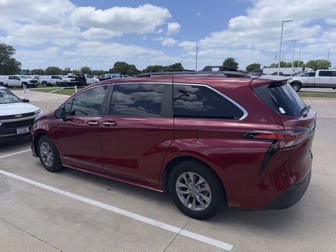 Used 2021 Toyota Sienna XLE FWD image 2