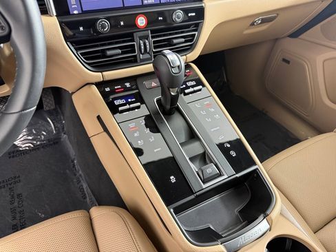 Certified 2025 Porsche Macan Base image 24