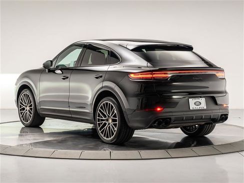 Used 2023 Porsche Cayenne Platinum Edition image 3