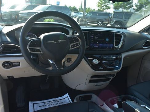 Used 2024 Chrysler Pacifica Touring-L FWD image 19