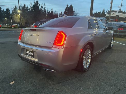 Used 2018 Chrysler 300 Touring L image 10