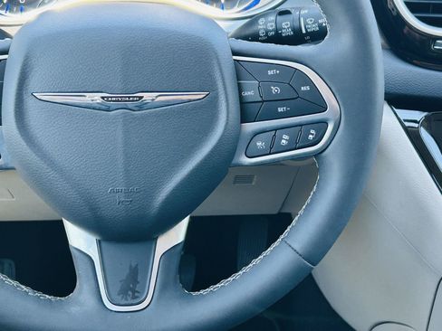 Used 2024 Chrysler Pacifica Touring-L FWD image 18