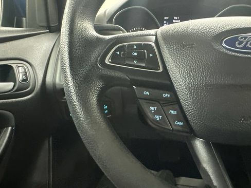 Used 2018 Ford Focus SE w/ SE Appearance Package FWD image 39
