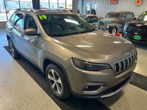 Used 2019 Jeep Cherokee Limited image 2