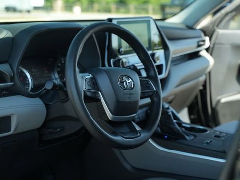 Used 2023 Toyota Highlander L FWD image 26