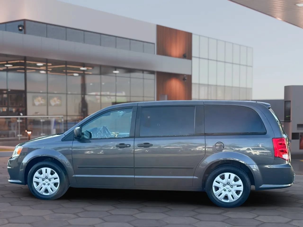 Used 2015 Dodge Grand Caravan American Value Package w/ UConnect Hands-Free Group FWD image 3