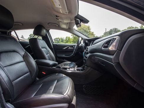 Used 2017 INFINITI QX30 w/ Cargo Package image 19