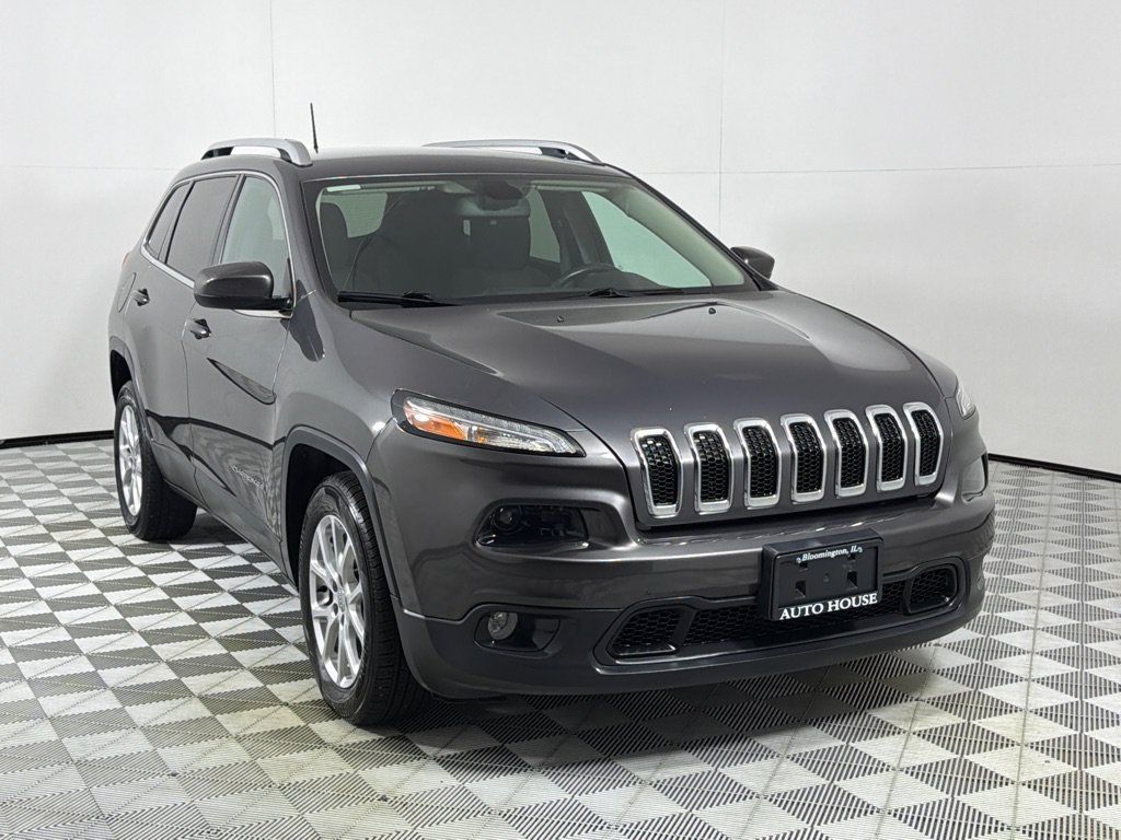 Used 2017 Jeep Cherokee Latitude FWD image 3