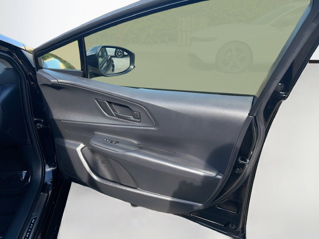 Used 2025 Toyota Prius Plug-In Hybrid FWD image 33