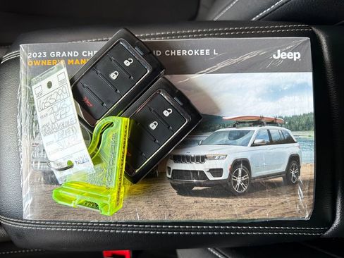 Used 2023 Jeep Grand Cherokee Laredo RWD image 34